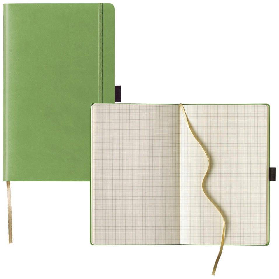 Grünes Notizbuch mit Gitterseiten, eines geschlossen und eines offen mit Zuordnung zum Notizenmachen. Enthält ein goldenes Lesezeichen mit Band.