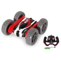 Rot-weißes Spielzeug-Stunt-Auto mit vier großen Rädern, abgebildet neben einer schwarzen Fernbedienung und einem grünen Batteriepaket.