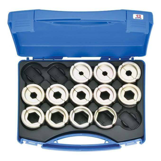 Eine blaue Kunststoffbox, die sechzehn metallene Sechskant-Einsätze enthält, in Reihen angeordnet, für mechanische oder industrielle Zwecke.