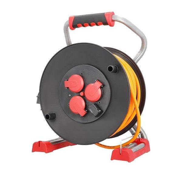 Eine schwarze und orange Kabeltrommel mit einem Griff, ausgestattet mit mehreren Steckdosen, die zum Management und zur Verlängerung von elektrischen Kabeln verwendet wird.