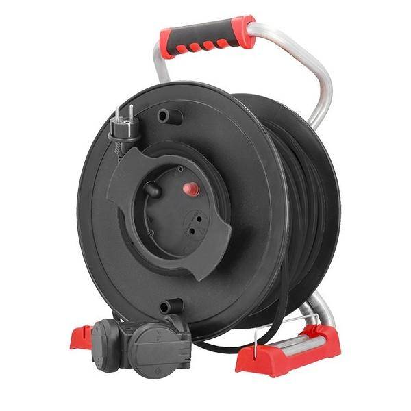 Eine schwarz-rote Kabelrolle mit Griff, ausgestattet mit einem einziehbaren Kabel und zwei Steckdosen, entwickelt für elektrische Verlängerungszwecke.