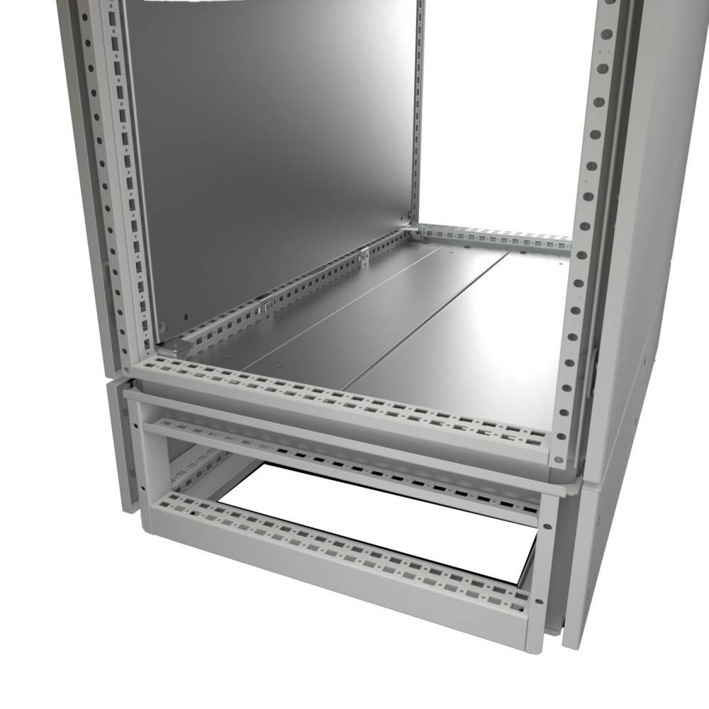 Ein leerer, offener Metallschrank mit einer ausziehbaren Bodenschublade und einer gelochten Rückwand, konzipiert zur Aufnahme von Ausrüstung oder Komponenten.