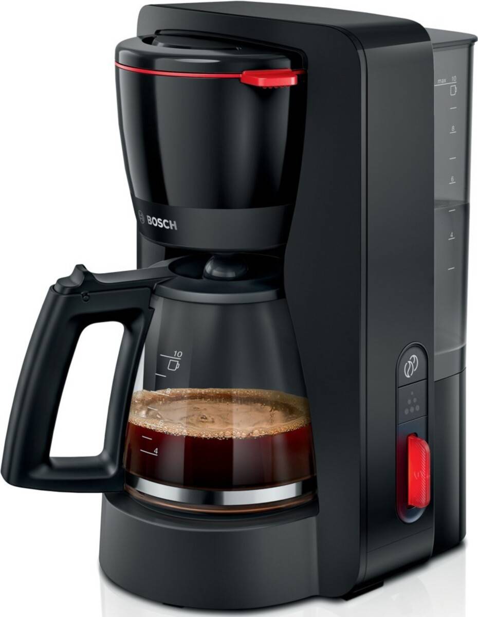 Eine schwarze Kaffeemaschine mit einer vollen Glaskanne unter dem Tropffilter. Das Design ist kompakt und modern.