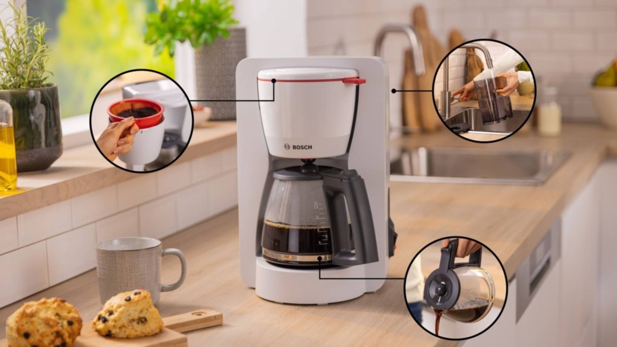 Bosch-Tropfkaffeemaschine auf einer Küchenarbeitsplatte, mit Beschriftungen, die die Wasserfüllung, den Filterkorb und das Eingießen von Kaffee in die Karaffe zeigen.