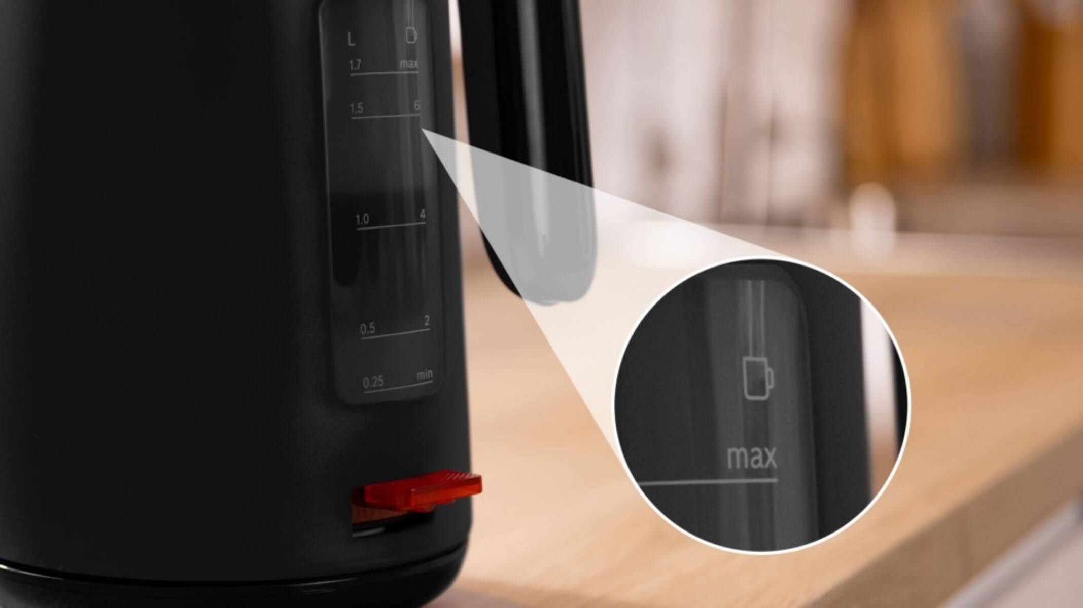 Nahaufnahme eines Wasserkochers, die den Wasserstandsanzeiger an der Seite zeigt, wobei die maximale Füllstandslinie vor einem unscharfen Hintergrund hervorgehoben wird.