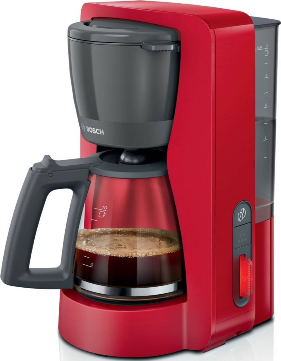 Ein roter Kaffeemaschine mit einer Glaskanne, die zur Hälfte mit gebrühtem Kaffee gefüllt ist. Das Bedienfeld der Maschine befindet sich an der Seite und verfügt über einen Knopf und eine Kontrollleuchte.