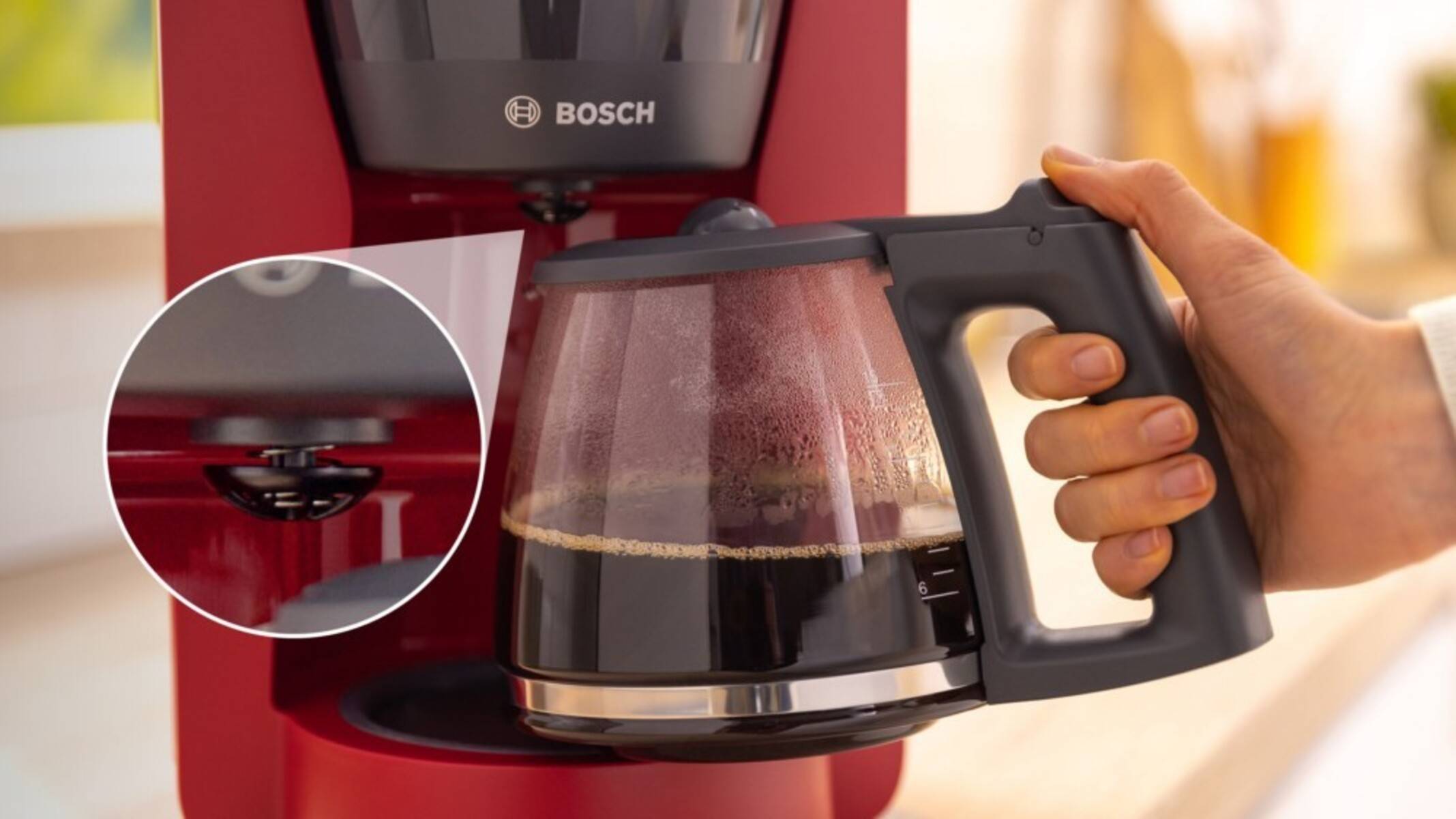 Eine Person hält einen Kaffeekrug, der mit frischem Kaffee aus einem roten Bosch-Kaffeevollautomat befüllt wird. Eine Detailaufnahme zeigt die Ausgussöffnung.