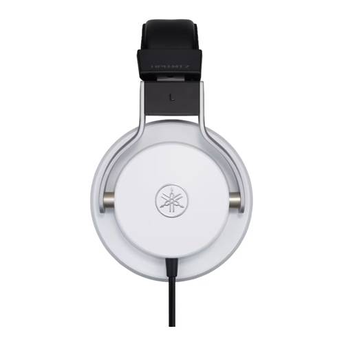 Weiße Over-Ear-Kopfhörer mit einer kreisförmigen Ohrmuschel-Gestaltung und einem schwarzen Kopfbügel. Das Yamaha-Logo ist auf der Ohrmuschel sichtbar.