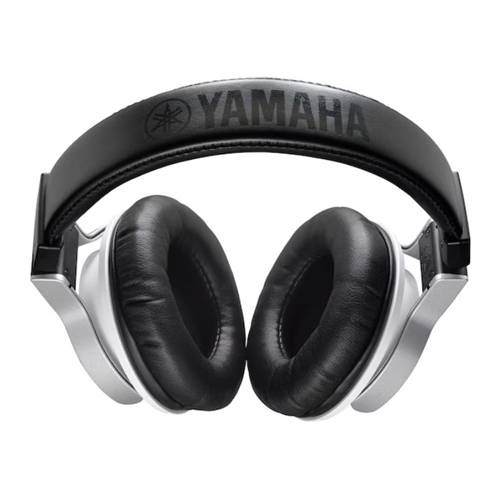 Ein Paar schwarze und silberne Kopfhörer mit 'YAMAHA' am Bügel, ausgestattet mit großen gepolsterten Ohrmuscheln und einem eleganten Design.
