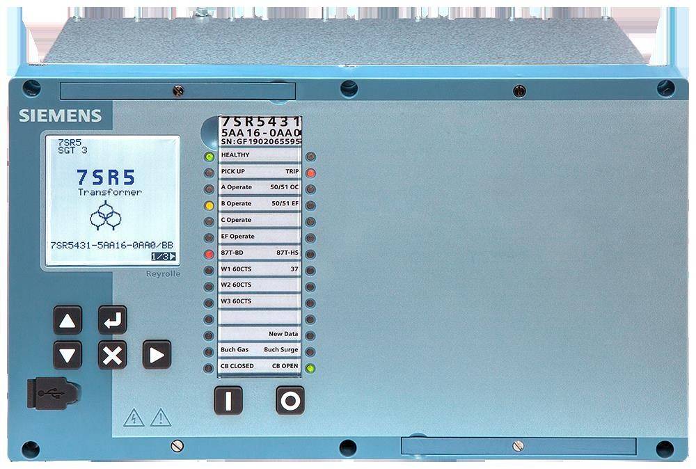 Bedienfeld einer elektrischen Vorrichtung mit verschiedenen Bedienungstasten und einem digitalen Bildschirm, der numerische Daten und Symbole anzeigt.
