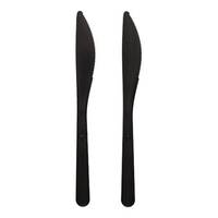 Zwei schwarze Messer oder Streichutensilien, nebeneinander auf weißem Hintergrund dargestellt.