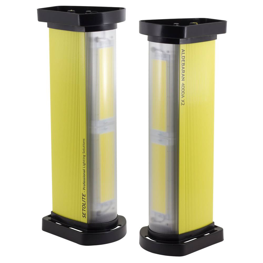 Zwei hohe, rechteckige, gelbe Luftfilter mit schwarzen Basen und Deckeln. Der Filter auf der rechten Seite hat den Text 'AUDI BRAAN 4000 X2' darauf gedruckt.