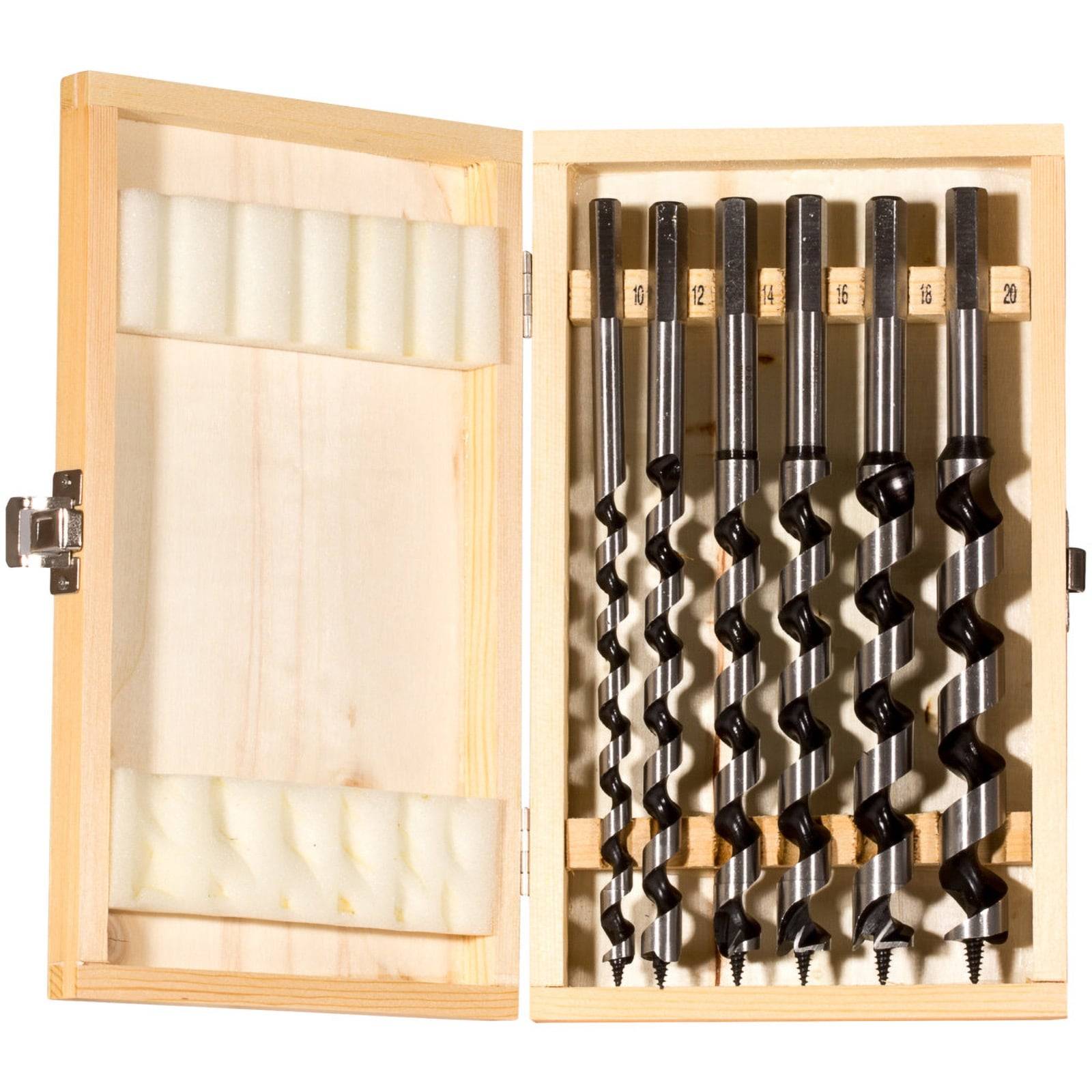 Eine Holzbox, die sechs Spiralbohrer enthält, sorgfältig nach Größe sortiert, von 10 mm bis 20 mm, die in einem mit Schaumstoff ausgekleideten Etui ruhen.