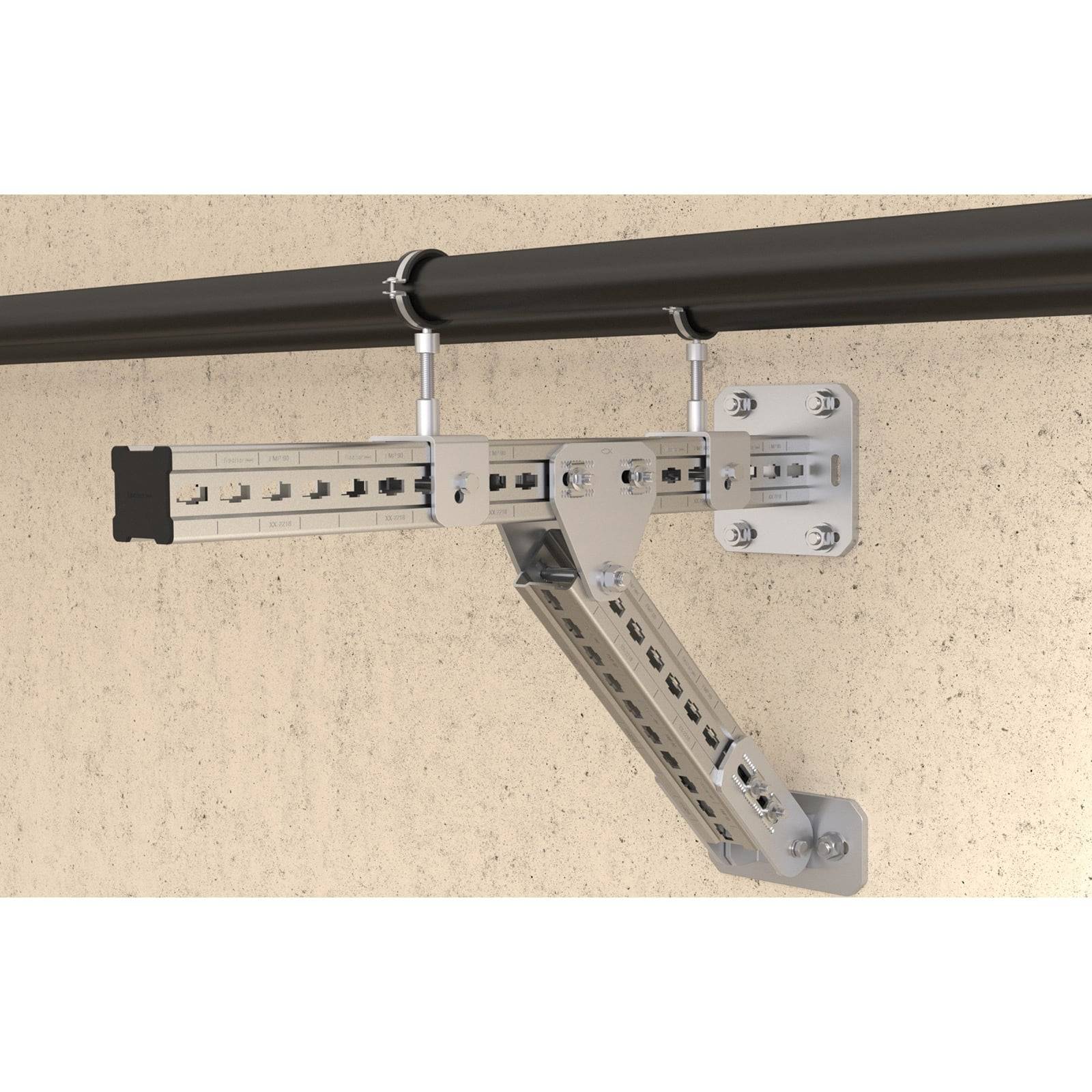 Ein Metallbefestigungssystem, das an einem schwarzen Rohr und einer beigen Wand befestigt ist und eine Montagekonstruktion mit verstellbaren Komponenten veranschaulicht.