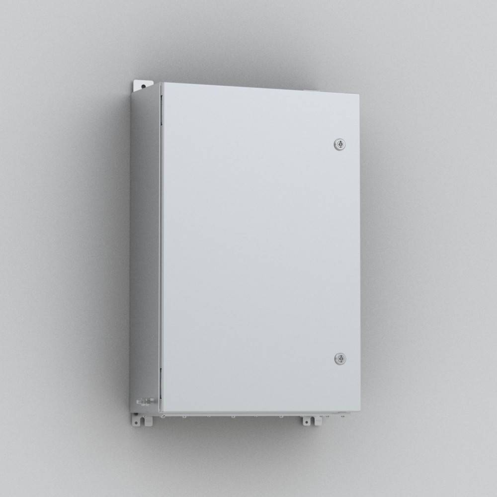 Eine schlichte, geschlossene graue Metallstromkasten, der an einer Wand montiert ist und ein einfaches, klares Design mit zwei sichtbaren Schrauben auf der Vorderseite aufweist.