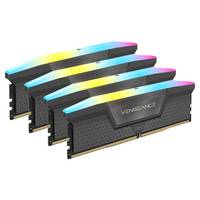 Vier RGB-beleuchtete Vengeance-Desktop-RAM-Speichermodule diagonal gestapelt auf weißem Hintergrund.