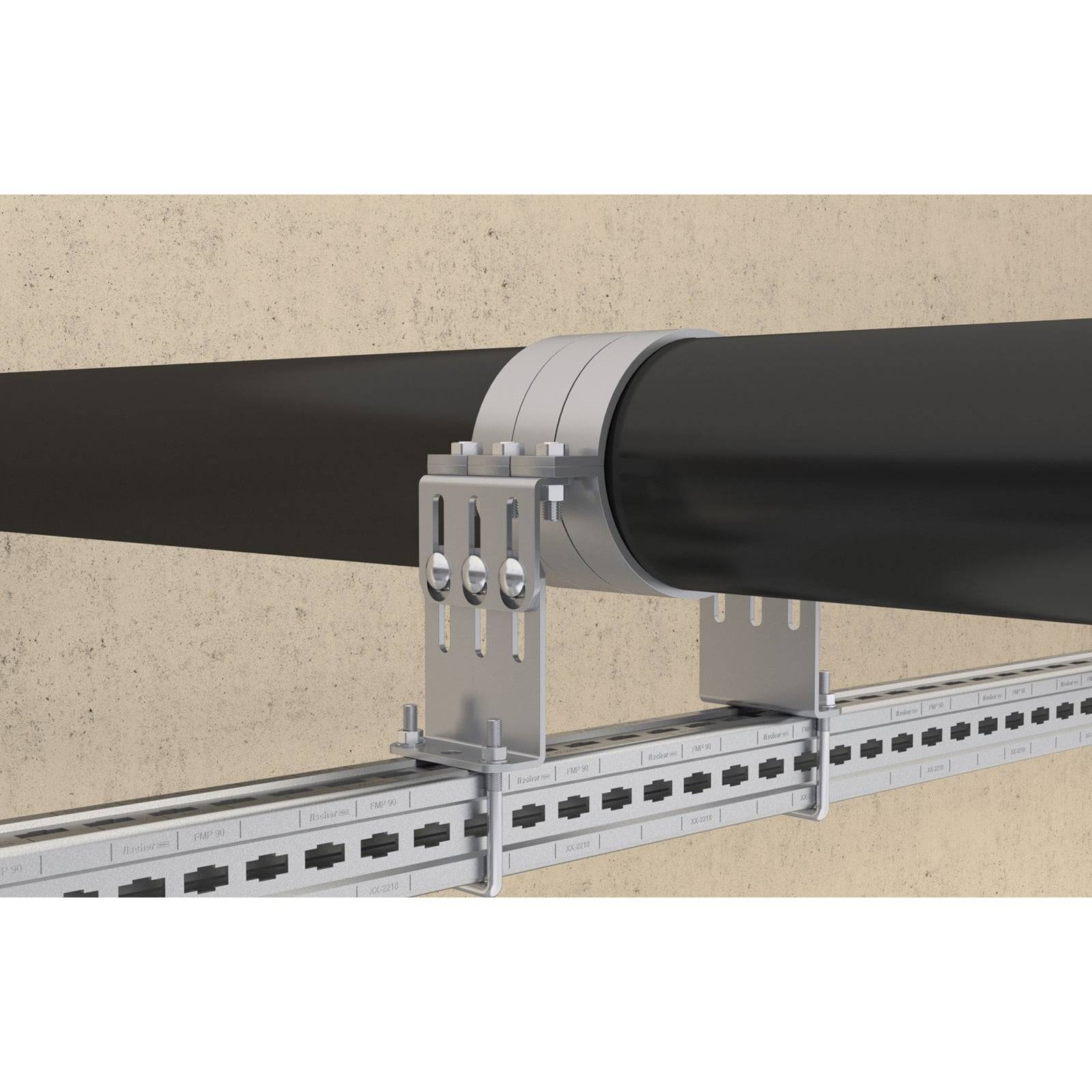 Ein großes schwarzes Rohr ist mit Metallhalterungen an einer Wand befestigt, das parallel oberhalb eines Kabelkanalsystems verläuft.