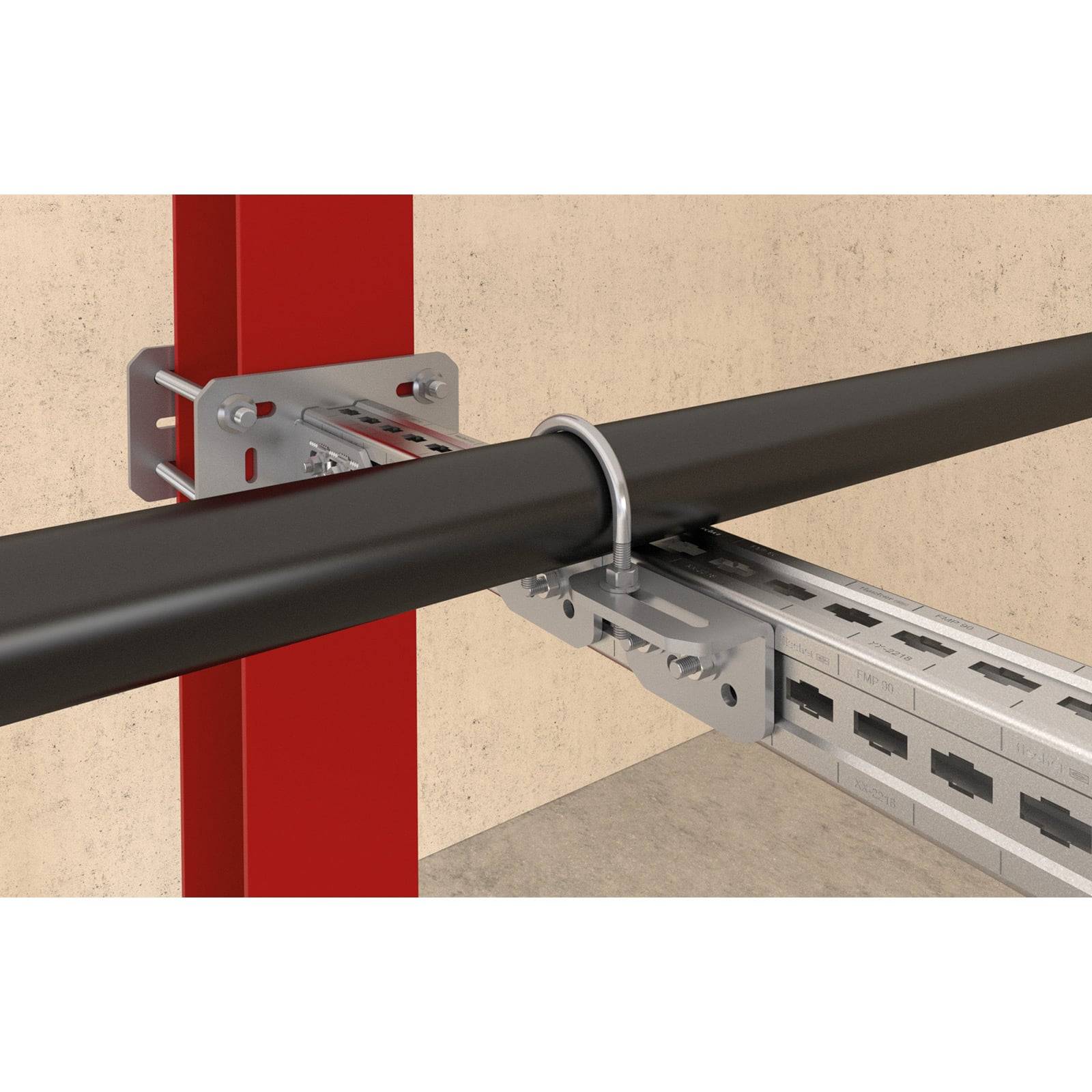 Ein schwarzes Rohr ist mit einer grauen Metallhalterung und einem gebogenen Befestigungselement an einem roten vertikalen Träger befestigt, der an einer beigen Wand montiert ist.