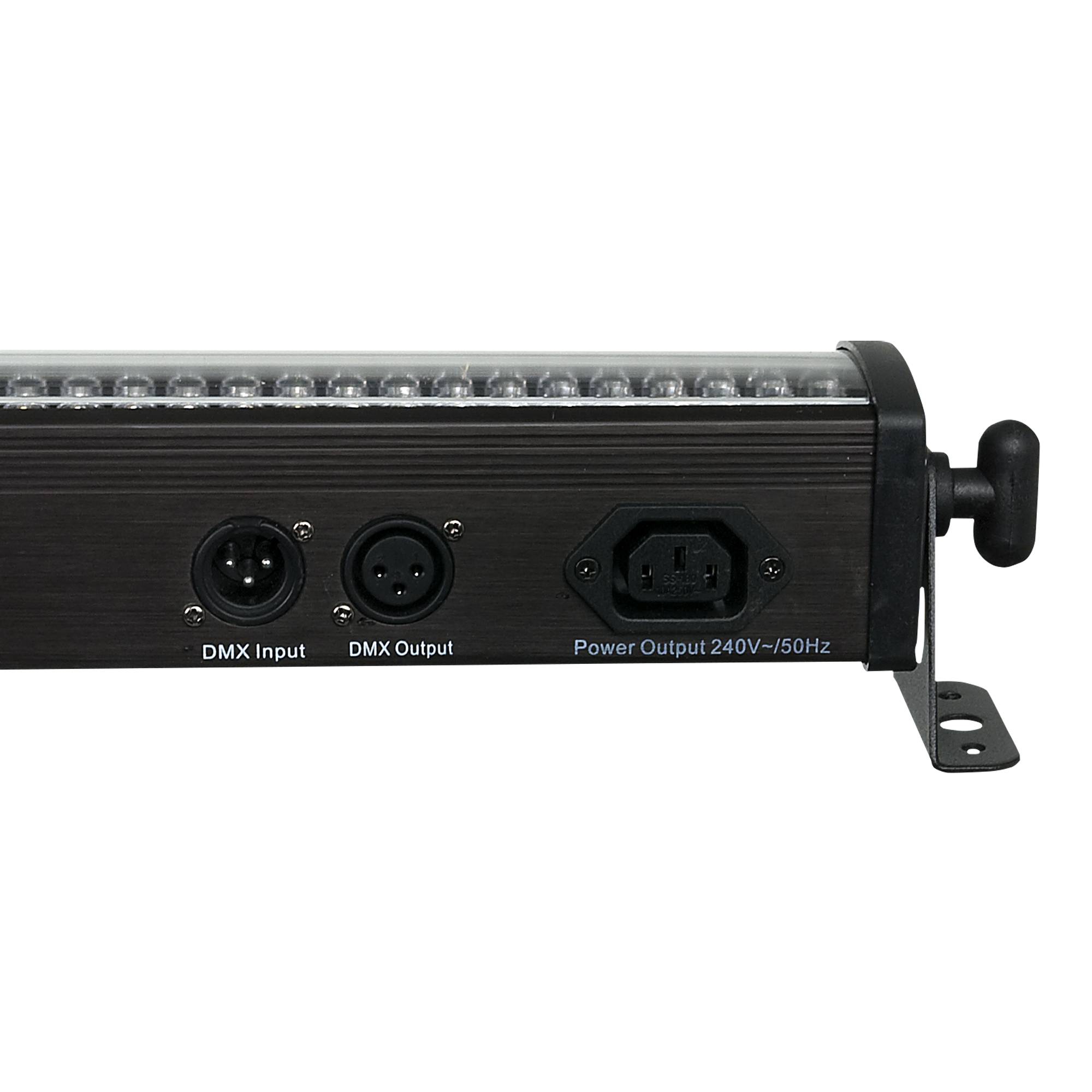 Ein schwarzes elektronisches Gerät mit DMX-Eingang, DMX-Ausgang und Stromausgang bei 240V/50Hz. Das Gerät ist auf einer Metallklammer montiert.
