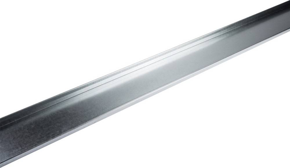 Ein langer, rechteckiger Metallstreifen mit leicht erhöhtem Rand, möglicherweise für Bau- oder industrielle Zwecke verwendet.