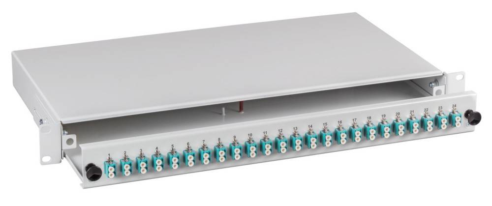 Ein weißes Elektro-Patchpanel mit 16 blauen und weißen Anschlüssen, von 1 bis 16 beschriftet, das für Netzwerkkabelverbindungen verwendet wird.