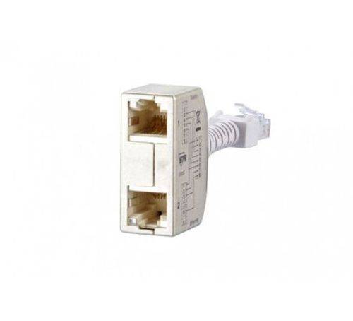 Nahaufnahme eines Ethernet-Koppler-Adapters mit zwei RJ45-Anschlüssen, der zum Verbinden von zwei Netzwerkkabeln verwendet wird.