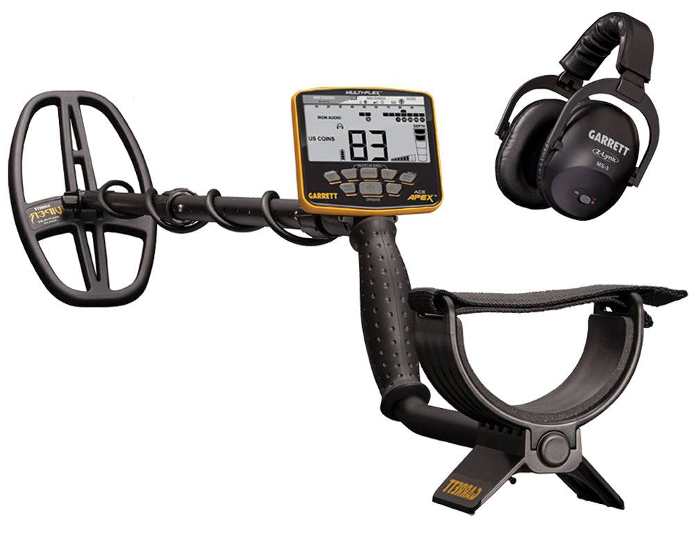 Ein Metalldetektor mit digitaler Anzeige und angeschlossenen Kopfhörern, gekennzeichnet als 'Garrett APEX.' Verwendet zur Erkennung von Metallen, die im Untergrund verborgen sind.
