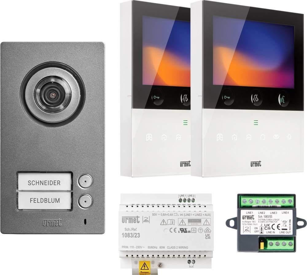 Videotürsprechanlage mit wandmontiertem Monitor, Kamera-Türklingel mit Aufschrift 'Schneider Feldblum' und Steuereinheiten.