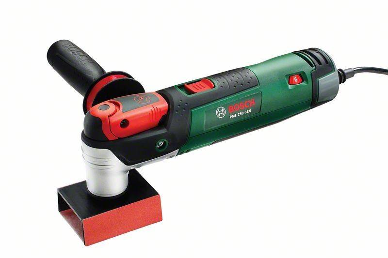 Ein Bosch PMF 250 CES Multifunktionswerkzeug mit einem Schleifaufsatz, entwickelt für Schneid-, Schleif- und Schleiftätigkeiten.