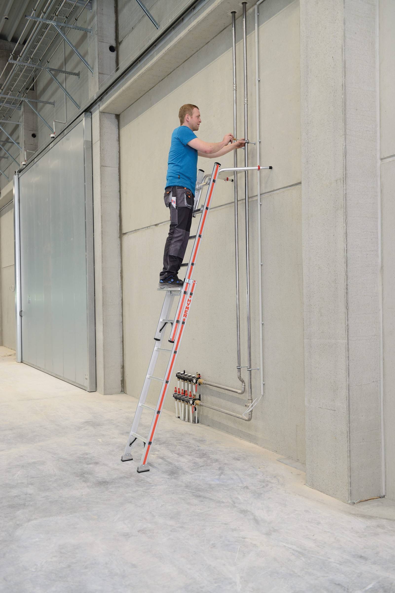 Hymer Schiebeleiter mit gebogener Traverse 2x8 Sprossen