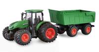 Grüner Spielzeugtraktor zieht einen grünen Kipperanhänger auf weißem Hintergrund.