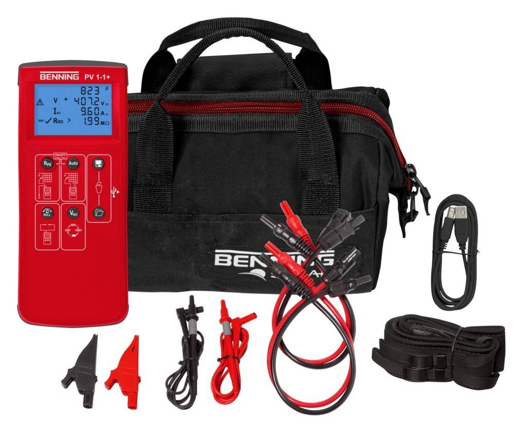 Tisch-Multimeter-Set mit rotem BENNING PV 1-1 Prüfer, Tragekoffer, Leitungen, Clips, Kabel und Riemen auf weißem Hintergrund.