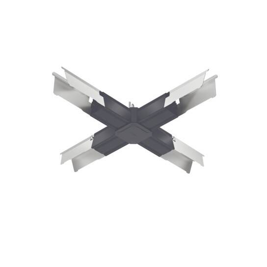 Eine moderne, abstrakte Deckenleuchte in Weiß und Grau mit mehreren schräg angeordneten Paneelen, die eine 'X'-Form bilden.