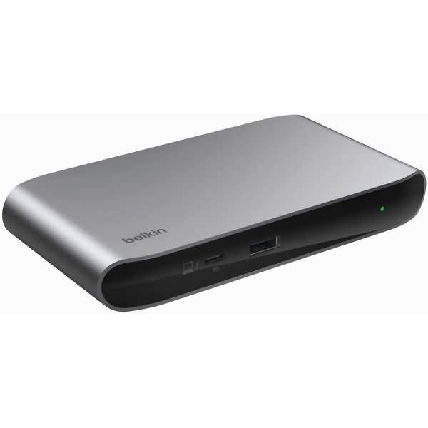 Silberner Belkin USB-C-Hub mit mehreren vorderen Anschlüssen und einer Statusleuchte auf weißem Hintergrund.
