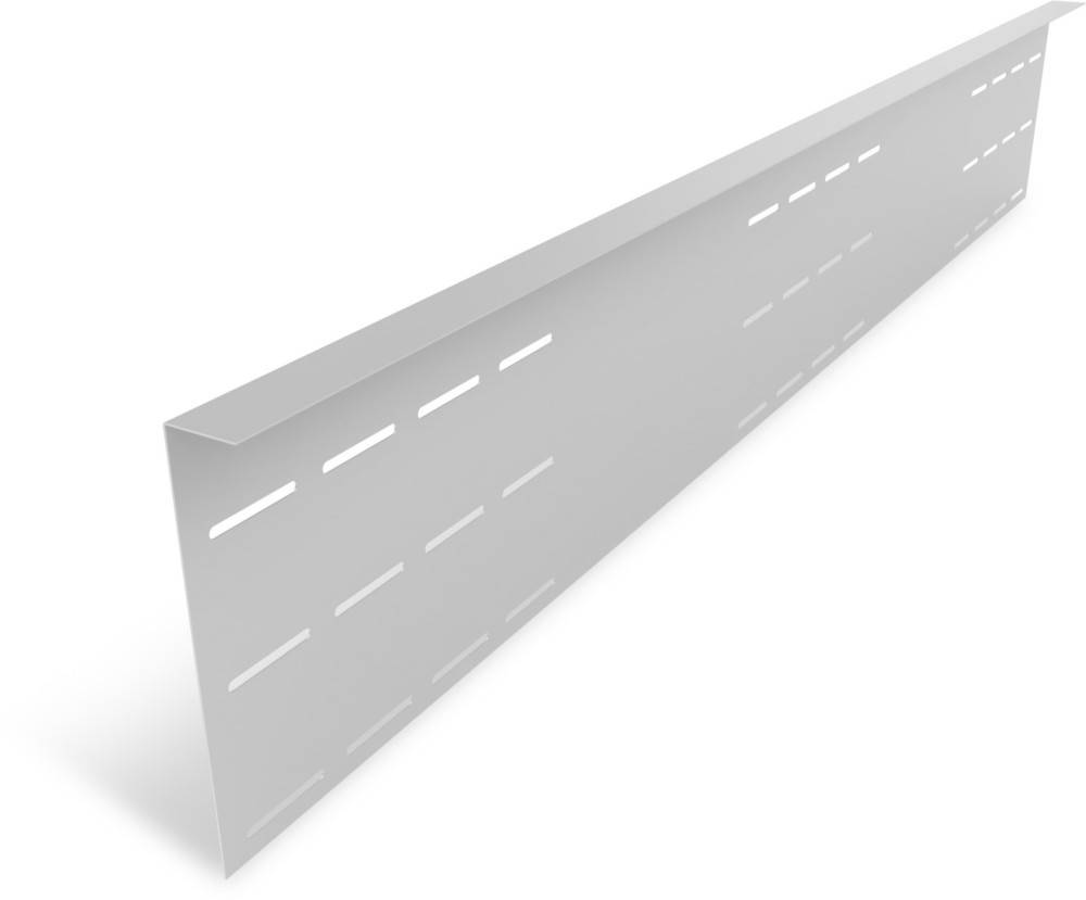Ein weißes Metall-J-Profilstück mit Schlitzen, das zum Abstützen und Befestigen von Paneelen bei Bau- oder Installationsprojekten verwendet wird.