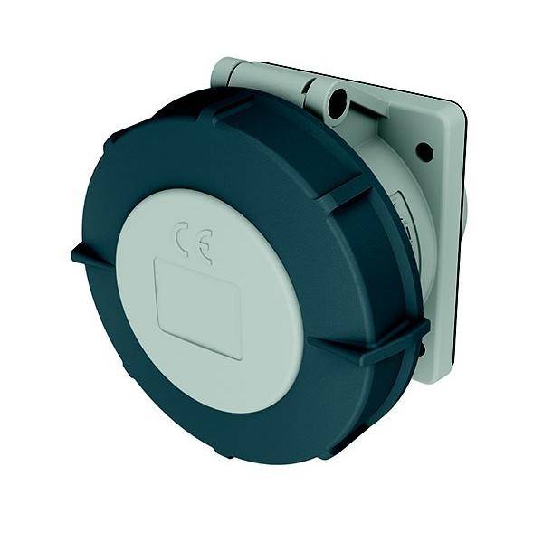 Eine runde, wandmontierte elektrische Steckdose mit Abdeckung; für den industriellen Einsatz konzipiert; mit CE-Kennzeichnung, die die Sicherheitskonformität anzeigt.