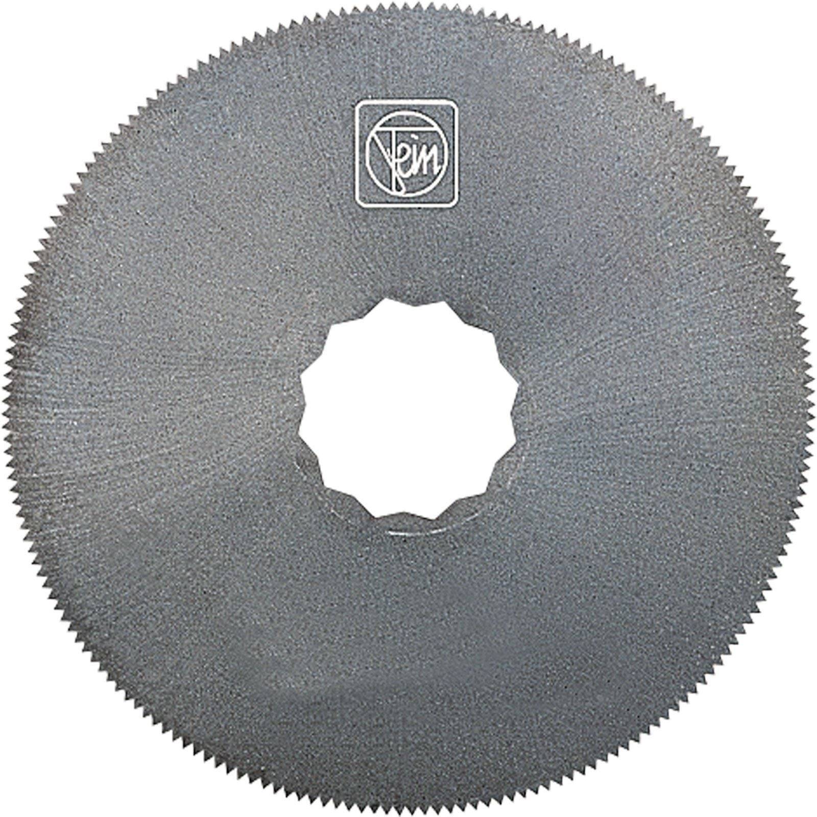 Kreisförmige Metallsägeblatt mit einem Logo in der Mitte. Der äußere Rand ist gezahnt zum Schneiden. Das Loch in der Mitte weist ein Muster für die Befestigung auf.