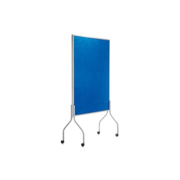 Blauer freistehender Raumteiler mit Metallbeinen auf weißem Hintergrund.