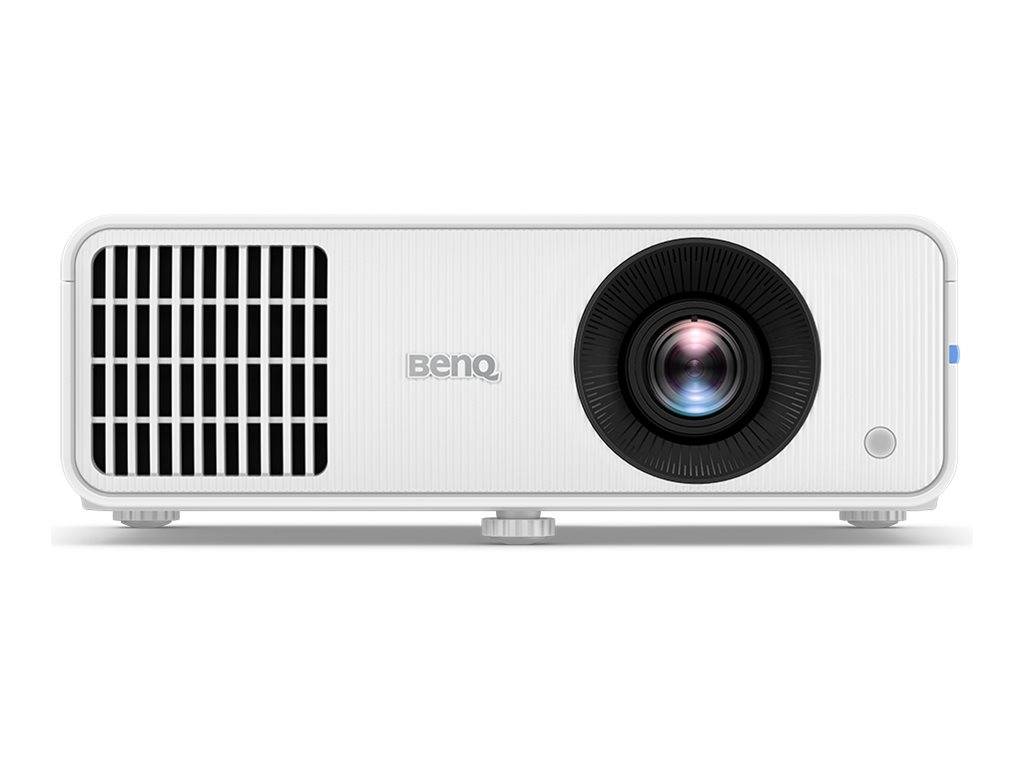 Weißer BenQ-Projektor in Vorderansicht mit Belüftungsgitter, Objektiv und Einschaltknopf auf einfachem Hintergrund.