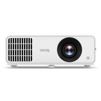 Weißer BenQ-Projektor von vorne gezeigt mit Objektiv auf der rechten Seite und Lüftungsgitter auf der linken Seite.