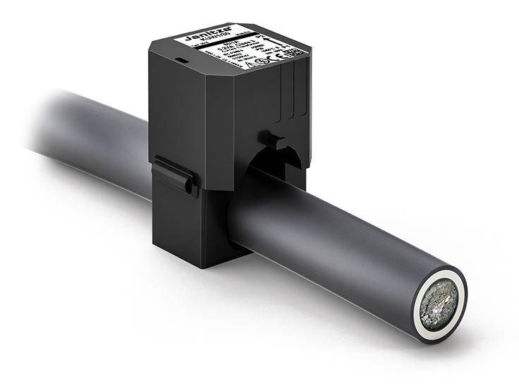 Ein zylindrischer Sensor mit einer angebrachten schwarzen rechteckigen Komponente, die für präzise Messungen an einem stabartigen Objekt ausgelegt ist.