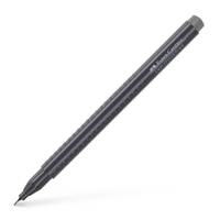 Ein schwarzer Staedtler Fineliner-Stift mit dreikantigem Gehäuse, grauer Spitze und Kappe, ist diagonal auf weißem Hintergrund angewinkelt.