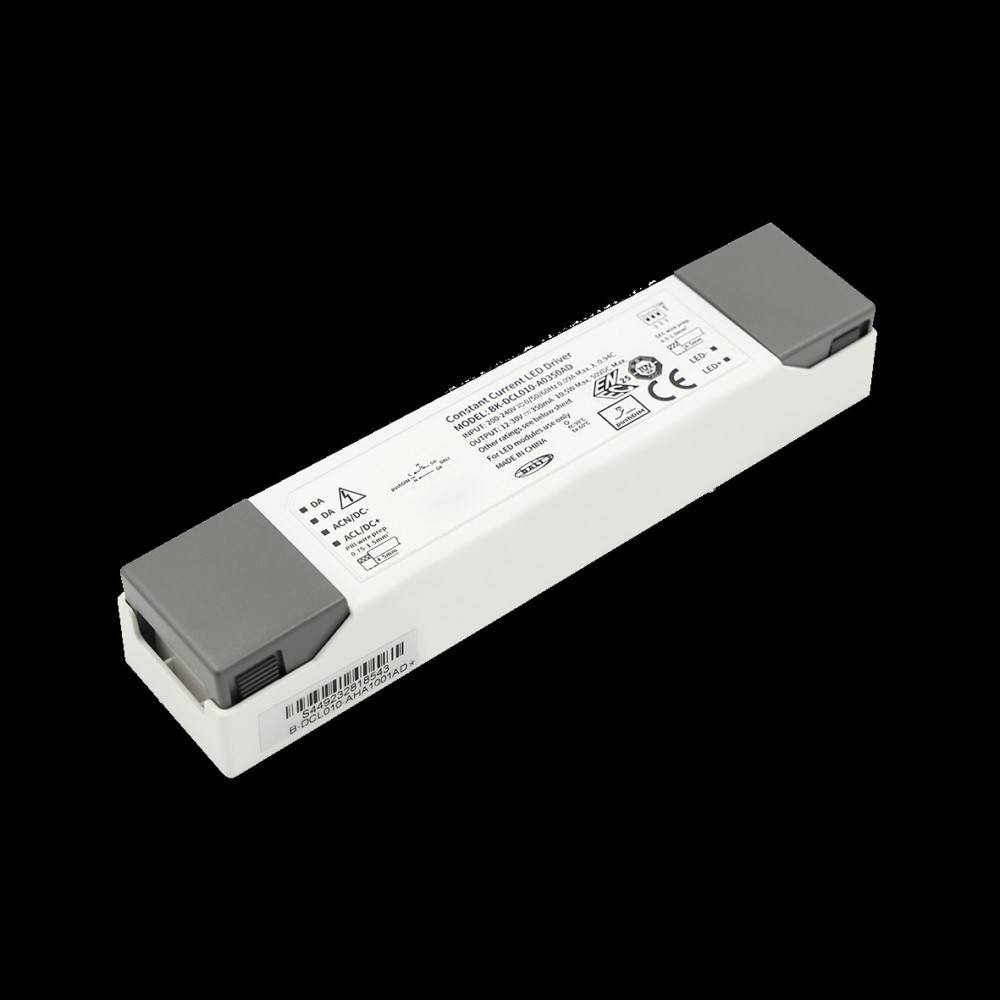 Ein rechteckiger Akkupack mit Sicherheits- und Spezifikationsetiketten, einschließlich Warnhinweissymbolen und Barcode, auf schwarzem Hintergrund.