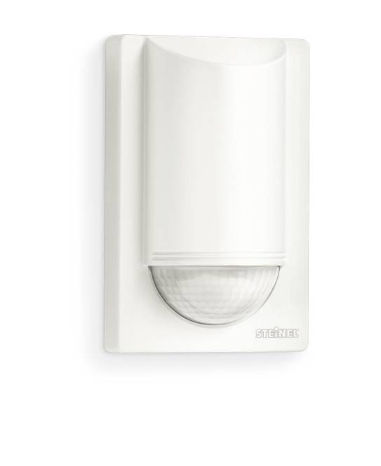 Ein an der Wand montierter weißer Bewegungsmelder mit einer abgerundeten Linse am unteren Ende, konzipiert zur Erkennung von Bewegungen in Innenräumen.