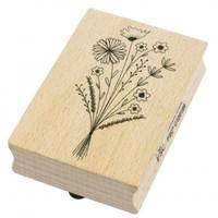 Kleine Holzbox oder Stempelkasten mit einer Trockenblumen-Illustration auf dem Deckel, in Schrägansicht auf weißem Hintergrund dargestellt.