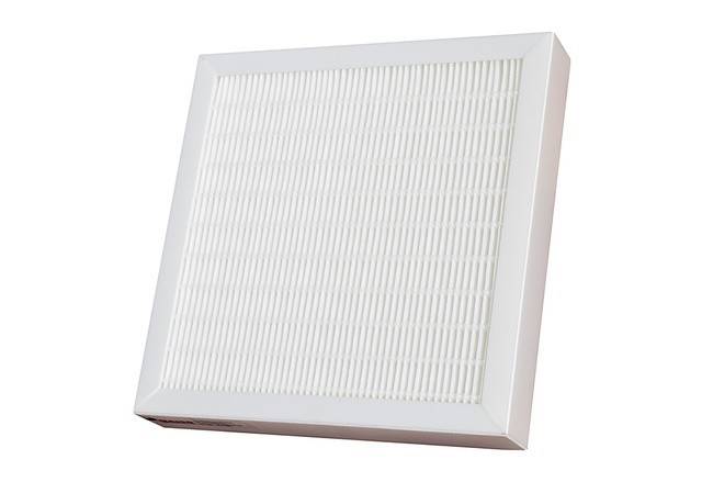 Ein weißer Luftfilter in Quadratform mit gefalteter Oberfläche, umrahmt von einem weißen Rand, entwickelt zum Auffangen von Luftpartikeln.