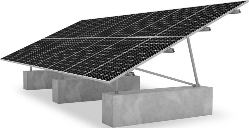 Ein Solarmodul, das auf einem Betonfundament montiert ist und in einem Winkel ausgerichtet ist, um Sonnenlicht einzufangen, als Sinnbild für erneuerbare Energietechnologie und Nachhaltigkeitsbemühungen.