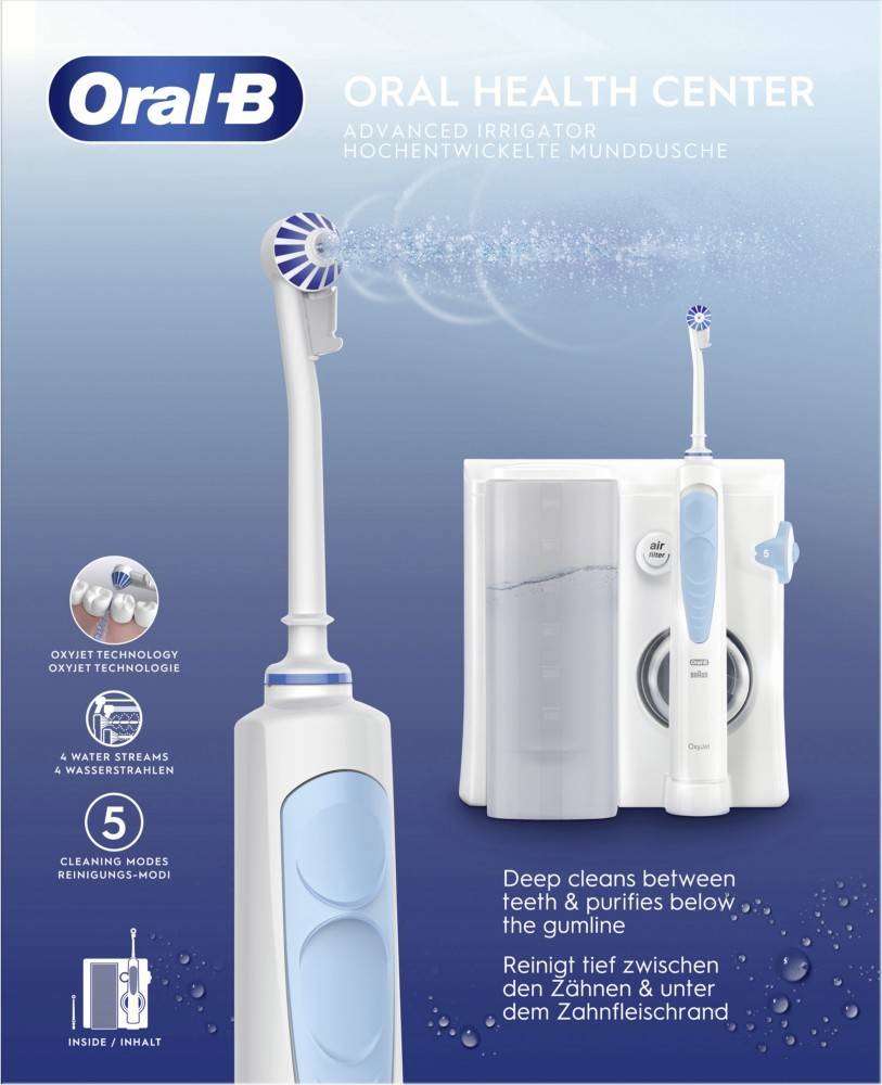Oral-B OxyJet Advanced Munddusche mit abgewinkeltem Düsenkopf, der Wasser versprüht und für eine gründliche Reinigung zwischen den Zähnen und entlang des Zahnfleischrands entwickelt wurde.