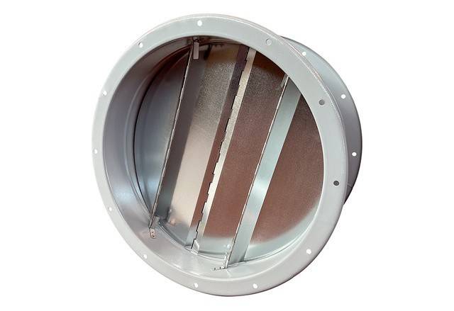 Rundes Metalldämpfer mit Lamellen zur Regulierung des Luftstroms, vor einem einfarbigen Hintergrund dargestellt.