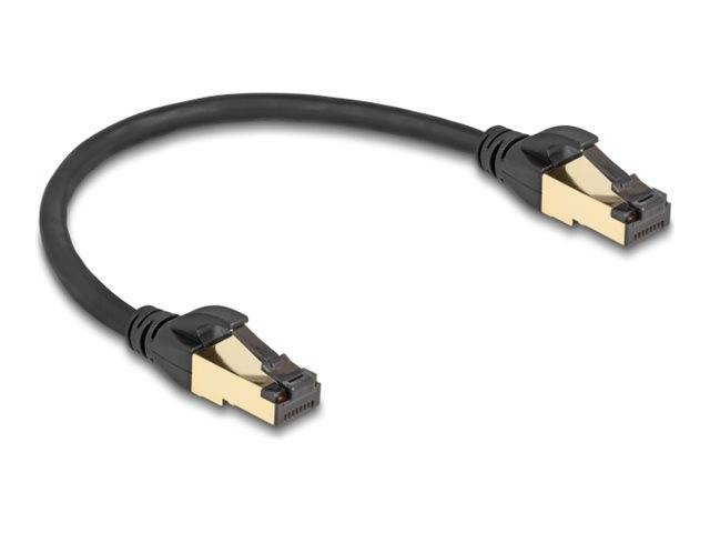 Schwarzes Ethernet-Netzwerkkabel mit RJ45-Steckern an beiden Enden